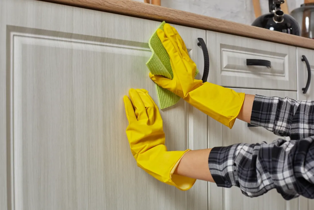 Простота гигиенической обработки – поверхность ПВХ пленки легко моется и не впитывает красящие вещества